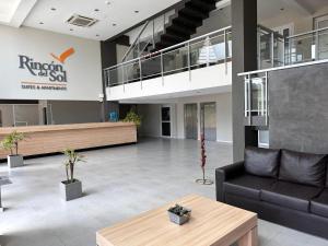 - un hall d'un immeuble avec un canapé et une table dans l'établissement Del Sol Dto 210, à Pinamar 14 autres photos