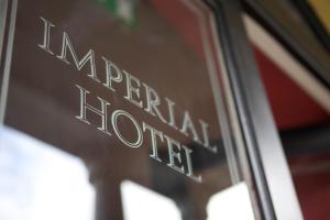 Certificato, attestato, insegna o altro documento esposto da Imperial Hotel