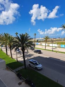 een auto geparkeerd aan de kant van een straat met palmbomen bij Mestura Marina Tanger in Tanger