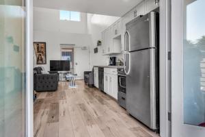 eine Küche mit einem Kühlschrank aus Edelstahl in der Unterkunft Stylish Modern one Bedroom Hollywood Loft With in unite washer dryer & Balcony in Los Angeles + 7 Fotos