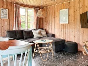 un salon avec un canapé et une table dans l'établissement 6 person holiday home in Hadsund, à Hadsund