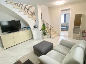 a living room with a couch and a tv at Villa Maragno vicino Abano Terme in Padova