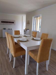 São MateusにあるCasa do Capitão-Morの白いテーブルと椅子のあるダイニングルーム +19枚の写真