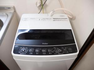 Un horno microondas colocado encima de una encimera. en 6min to subway, Skytree,Ueno,Asakusa within 20min, en Tokio 21 fotos más