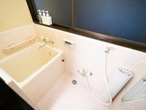 un baño con bañera y ducha en 6min to subway, Skytree,Ueno,Asakusa within 20min, en Tokio