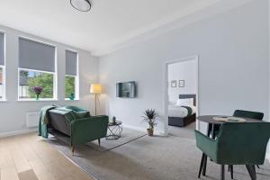 een woonkamer met een bank en een tafel bij Modern Apartment King with Free Parking Suite 6 in Nottingham