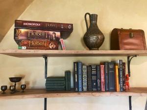 a wooden shelf with books and a vase on it at Burrowdale Inn in Bella Vista