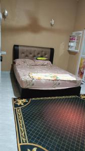 1 cama en un dormitorio con alfombra en el suelo en Teratak Cikgu Roomstay, en Kampong Bukit Batu Kawi 14 fotos más