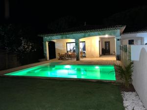 una piscina in un cortile di notte di Villa Moderne Cote d Azur a Puget-sur-Argens Altre 5 foto