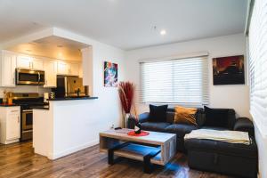 una sala de estar con un sofá y una mesa en Cozy Modern 1-Bedroom in Koreatown, Near Hollywood Attractions, en Los Ángeles 20 fotos más