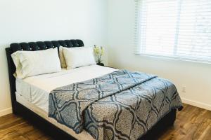 Un dormitorio con una cama grande con cabecero negro. en Cozy Modern 1-Bedroom in Koreatown, Near Hollywood Attractions, en Los Ángeles