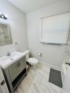 Ένα μπάνιο στο Lovely 1 Bed Apartment EZ Access to NY