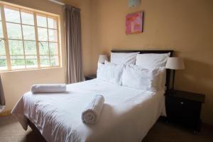 Tempat tidur dalam kamar di Maliba River Lodge