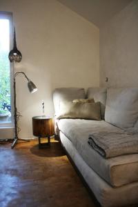 salon z kanapą i stołem w obiekcie VILLA 22 - Atelier-Gästehaus w Moguncji