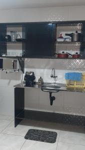 eine Küche mit Spüle und Arbeitsplatte in der Unterkunft Recanto do Mar em Peroba 02 in Maragogi