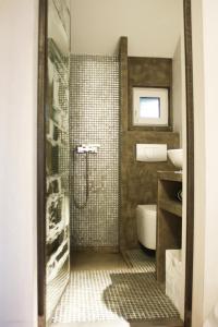 マインツにあるVILLA 22 - Atelier-Gästehausのバスルーム(シャワー、トイレ、洗面台付)