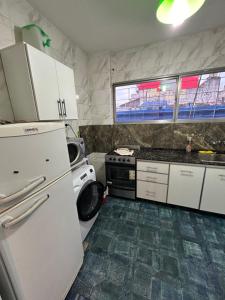 uma cozinha com um frigorífico branco e um fogão em Departamento amplio y luminoso em Buenos Aires