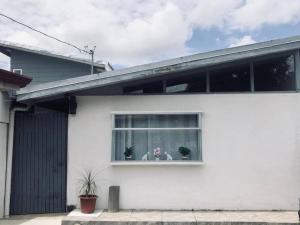 a white house with a window with plants in it at Casa Mandala in Arenilla