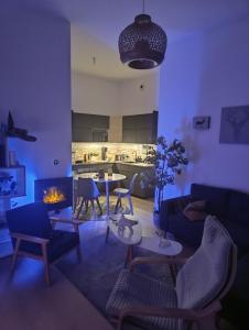 ein Wohnzimmer mit Couch, Tischen und Kamin in der Unterkunft Chambre à 25 min de Paris - appartement partagé in Gonesse