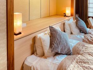 Una cama o camas en una habitación de Hotel Kameya 13 fotos más
