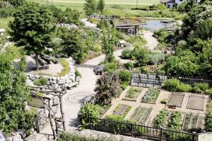 einen Blick über einen Garten mit Pflanzen in der Unterkunft Hildegard Naturhaus in Kirchberg bei Mattighofen
