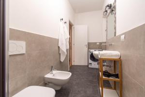 Un baño con un inodoro blanco y un lavabo. en WellStay Perugia Downtown - Rooms, en Perugia