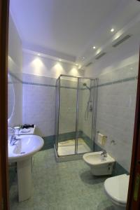 a bathroom with a shower and a sink and a toilet at La Pace, il Sole, il Mare - Sanremo Casa Indipendente vista mare, posto auto privato, ampio spazio esterno attrezzato, a pochi minuti dalle spiagge in Sanremo