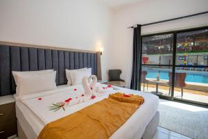 Canary Hotel & SPA tesisinde bir odada yatak veya yataklar