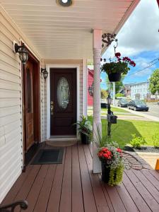 una puerta delantera de una casa con flores en Inn on the Harbour en Charlottetown