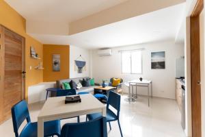 a living room with a table and chairs and a couch at LANDA MAR BOCA CHICA in Boca Chica