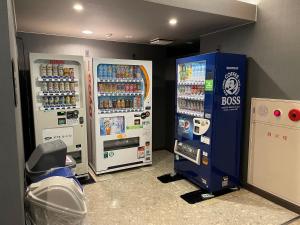 美濃加茂市にあるホテルルートイン美濃加茂の- ドリンク付きのお部屋内の自動販売機2台