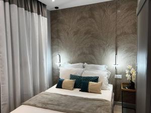 库鲁Loft-ciné-wifi 4 pers的一间卧室，配有一张大床和两个枕头