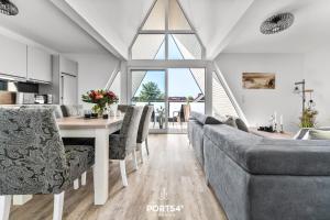 a living room with a couch and a table at Ferienwohnung Insellodge Fehmarn in Fehmarn +32 photos