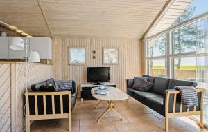 Χώρος καθιστικού στο Stunning Home In Humble With Sauna