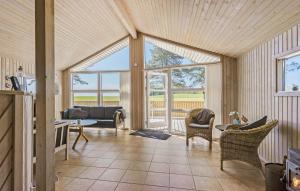 Χώρος καθιστικού στο Stunning Home In Humble With Sauna