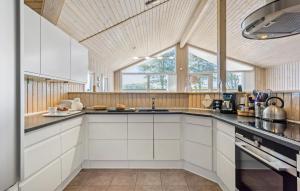 Η κουζίνα ή μικρή κουζίνα στο Stunning Home In Humble With Sauna
