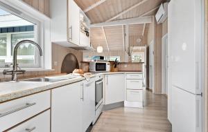 Η κουζίνα ή μικρή κουζίνα στο 3 Bedroom Nice Home In Bording +17 φωτογραφίες
