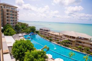 Bazén v ubytování Royal Phala Cliff Beach Resort nebo v jeho okolí