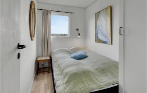 Ένα ή περισσότερα κρεβάτια σε δωμάτιο στο 3 Bedroom Cozy Home In Farsø