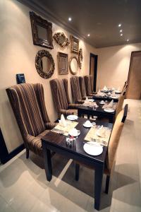 una sala da pranzo con un lungo tavolo e sedie di Fusion Boutique Hotel a Polokwane