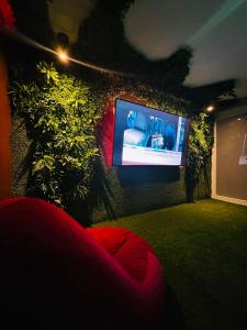 Et tv og/eller underholdning på Oasis sensory Room - Market 28