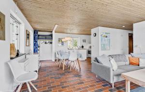 Fotografie z fotogalerie ubytování Gorgeous Home In Tranekr With Kitchen v destinaci Tranekær
