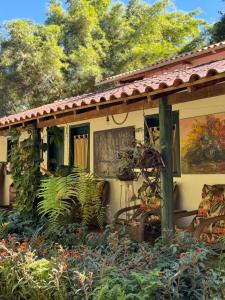 un portico di una casa con piante sopra di Pousada Passaredo a Brumadinho