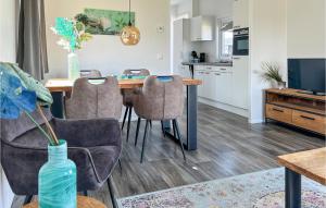 ScherpenisseにあるVakantiepark De Zeeuwse Parelのテーブルと椅子のあるキッチンとダイニングルーム