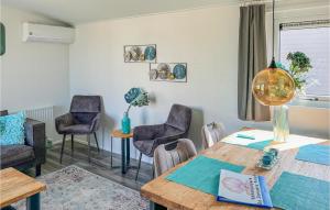 ScherpenisseにあるVakantiepark De Zeeuwse Parelの木製のテーブルと椅子のあるリビングルーム