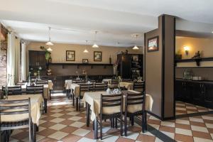 スレブルナ・グラにあるCentrum Turystyki Niekonwencjonalnejのテーブルと椅子が備わるレストラン