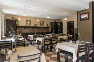 a restaurant with tables and chairs in a room at Centrum Turystyki Niekonwencjonalnej in Srebrna Góra