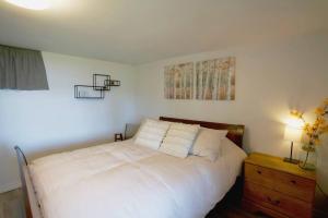 Ένα ή περισσότερα κρεβάτια σε δωμάτιο στο Woodland Hideaway! Relaxing Waterfront Sleeps 10