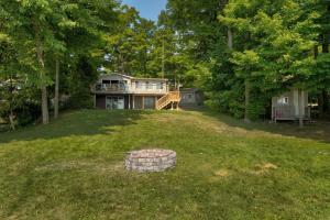 Κήπος έξω από το Woodland Hideaway! Relaxing Waterfront Sleeps 10