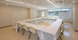 uma grande sala de conferências com uma grande mesa e cadeiras em Kumagaya - Hotel - Vacation STAY 88840 em Kumagaya